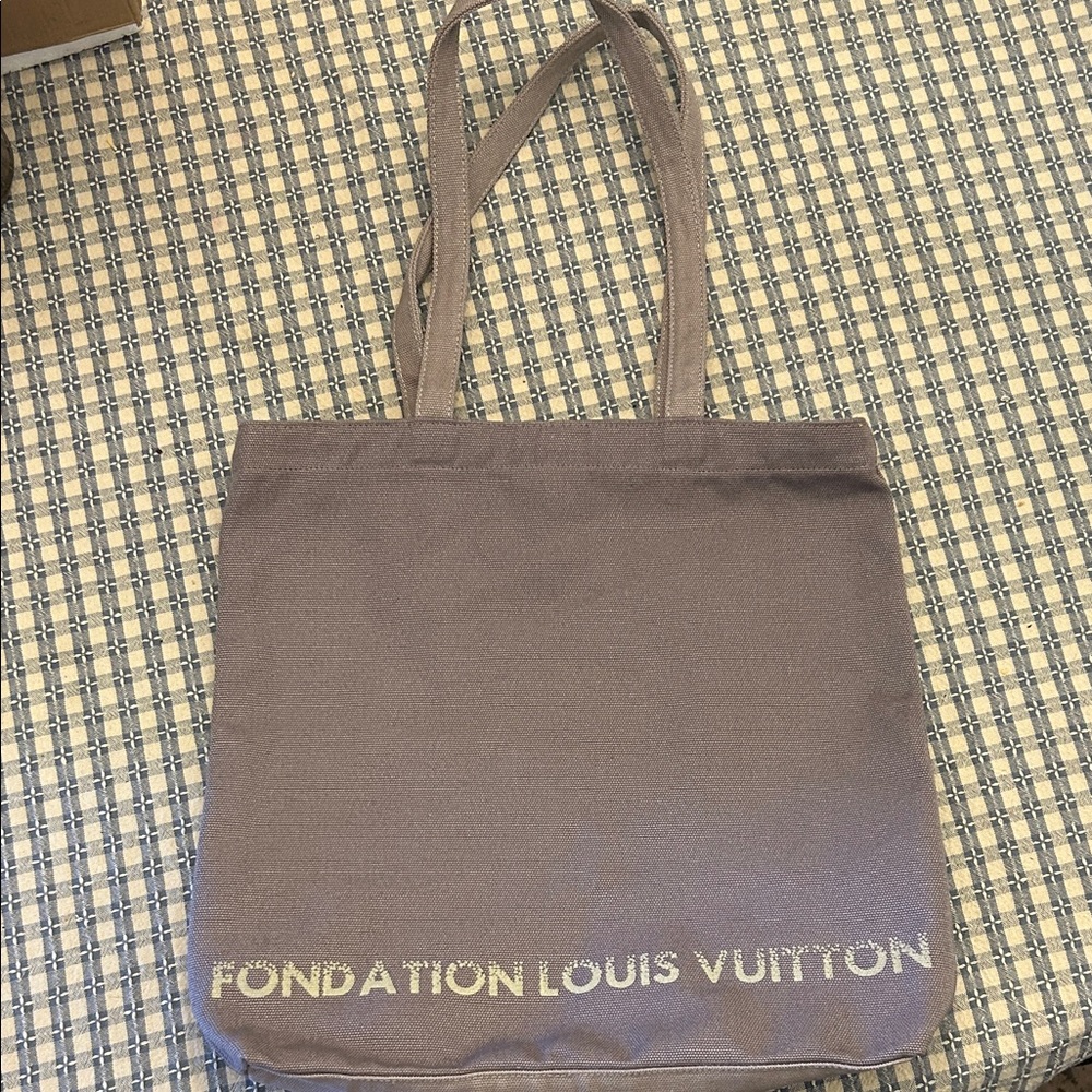 Fondation Louis Vuitton Paris Tote Bag